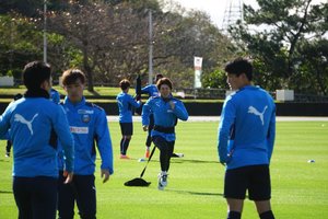 【毎日レポート! 川崎フロンターレ沖縄合宿】脇坂泰斗が「トレーニングマッチでも勝ち癖をつけていかないといけない」力説！ 二次合宿は練習試合に向けた構成で、ミニゲームにもポジション争いからくる熱の入り方の画像