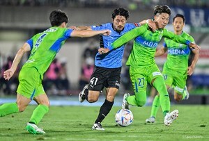 マッチレースの鍵を握る「もうひとつの神奈川勢」湘南ベルマーレと「暫定首位」サンフレッチェ広島【ようやく見えてきた優勝争いの構図「川崎フロンターレ×横浜F・マリノス」】(4)の画像