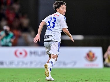 画像・写真：「サッカーと野球の二刀流か！」新潟のプレゼント企画に『高木善朗投手サイン入り硬式野球ボール』が登場してファン騒然！  ボールを握る写真に「投手！」と驚きの声 | Jリーグ・国内 | ニュース | サッカー批評Web