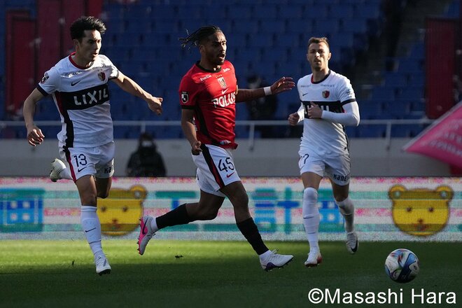 美しいコレオ5万人の埼スタが沸いた！浦和“完璧な20分”からの王者への3失点！｢ミスは付きもの｣スコルジャ監督が示した新スタイル【浦和レッズvs鹿島アントラーズ】激闘PHOTOギャラリーの画像008