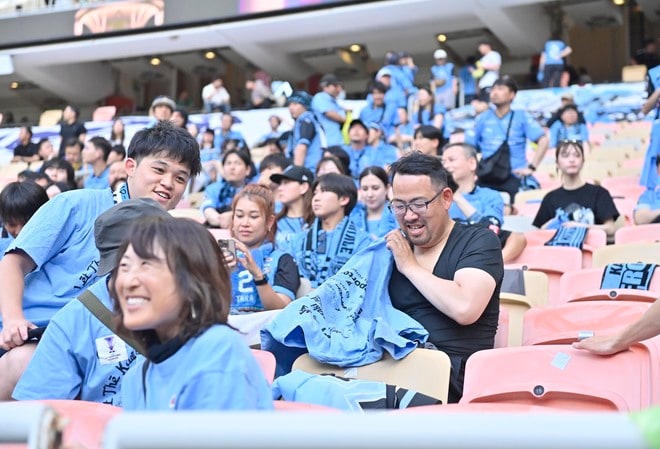 【サポーターアルバム】アジア青覇を果たすべく700人の川崎サポーターがACLE決勝に駆け付けた！ 現地で声援を送ったサポーター写真72枚「アル・アハリー川崎フロンターレ(2)」の画像025