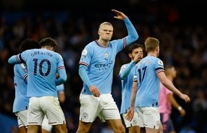 「かっこいいけど、なぜ？」プレミアリーグのマンチェスター・シティが中国の旧正月向け「特別ユニフォーム」発表！ 「干支のうさぎ」を採り入れた限定デザインの画像