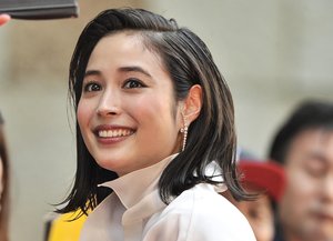 「可愛すぎる」広瀬アリスのJ2磐田戦の来場姿が「綺麗だ」と話題に！ 選手に花束を渡す姿が「プロポーズしてるように見える」とファンも大興奮！の画像
