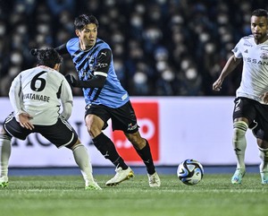 川崎フロンターレの偽SBシステム「山根視来ロール」はどのように導入されたのか、キャンプ中の実装過程を紐解く…11ゴールを決めた鳥栖戦と開幕戦との違いの画像