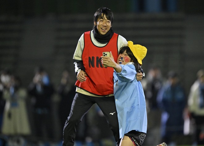 「何事かと思った」「なんじゃこりゃ！」中村憲剛氏の引退試合・前夜祭イベントに「幼稚園服を着た31歳男性」が乱入！ そのまさかの正体に、「爪痕残したw」「めっちゃ脚出来上がってる」の声の画像001