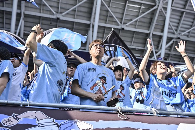 【サポーターアルバム】敵地で勝利を掴んだ川崎フロンターレのサポーター写真75枚！ 圧巻の応援で勝ち越し導く「サンフレッチェ広島ー川崎フロンターレ」の画像033