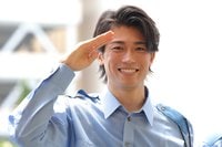 ｢ワンチャン別班説｣｢にあう。かっこい｣日本代表MF・中村敬斗、凛々しい警官姿で闇バイト警告！BGMに総ツッコミも…｢絶対しません｣｢中高生に刺さる｣