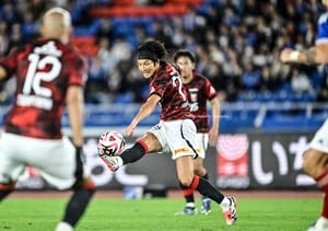 「相当きわどい。副審すごいな」浦和レッズを泣かせた横浜FM戦の終了間際の「原口元気→二田理央のオフサイド場面」が注目される……「いやぁめちゃくちゃギリギリ」の声の画像