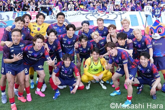 執念の逆転勝利で首位と勝点4差！白熱の“東京ダービー”を現地撮り！気迫の室屋成、躍動の佐藤龍之介、華麗な長倉幹樹！長友佑都と愛息たち＆試合後の集合ショットも【FC東京vs東京ヴェルディ】激闘PHOTOギャラリーの画像009