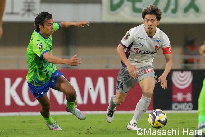｢残留｣と｢優勝｣を追い求める激戦！ 湘南FW鈴木章斗のエース証明弾！ PK失敗、一発レッドも京都が執念の同点弾！“痛み分け”の日曜日【湘南ベルマーレvs京都サンガF.C.】激闘PHOTOギャラリーの画像007