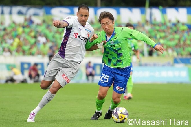 ｢残留｣と｢優勝｣を追い求める激戦！ 湘南FW鈴木章斗のエース証明弾！ PK失敗、一発レッドも京都が執念の同点弾！“痛み分け”の日曜日【湘南ベルマーレvs京都サンガF.C.】激闘PHOTOギャラリーの画像002