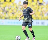 「ほんとに練習楽しそう」サッカー日本代表・三笘薫が「鬼ごっこ風トレーニング」でチームメイトと対戦! 笑顔で走る姿にファン歓喜の画像