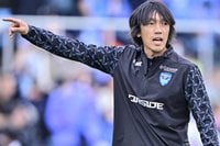 ｢かぼちゃワインやないか｣中村“しゅんすけ”コーチも胸アツ!? 激闘前に降臨した“エルちゃんの日本代表チア姿”に沸騰｢これは百人力｣｢きゃー！可愛い！｣