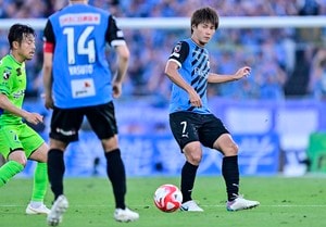 川崎・車屋紳太郎が試合後に見せた、高井幸大への気遣い。失点は「全員の責任だし、一人の責任というのは一切ない」…途中交代の選手が結果を出すも、先発選手の奮闘を称えるの画像