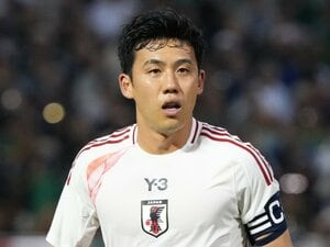 メッシやヴィニシウス差し置いて“世界の中心”にワタ！ 日本代表MF遠藤航がセンターを務めるFIFA公式｢北中米ワールドカップ特製ポスター｣公開の画像