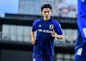 「なぜ急にそうなった!?笑」モナコ公式が公開した「南野拓実の『スター・ウォーズ』ビジュアル」に困惑広がる！「公式遊んでね？笑」「ダークサイド堕ちてますやん」の声の画像