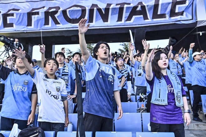 【サポーターアルバム】平日ナイターの試合前から駆け付けた川崎フロンターレのサポーター写真84枚！ 夕日に照らされながらの等々力ショット「川崎フロンターレー横浜FC」の画像081