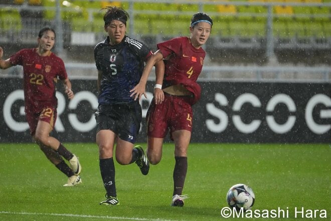 ドリブルで前を目指した｢ベレーザ19歳｣、ゴールを死守した｢秋田美人DF｣、檄を飛ばした｢美しすぎる10番｣、雨天の激闘後…キャプテンは天を仰いだ【日本代表vs中国代表】PHOTOギャラリーの画像008