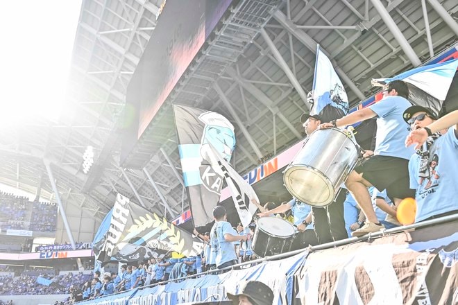 【サポーターアルバム】敵地で勝利を掴んだ川崎フロンターレのサポーター写真75枚！ 圧巻の応援で勝ち越し導く「サンフレッチェ広島ー川崎フロンターレ」の画像026