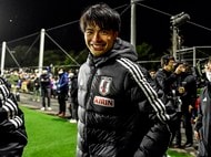 大住良之の「この世界のコーナーエリアから」第132回「サッカーの聖地」ウェンブリー物語(1)日本代表MF遠藤航が日本人選手として初めて掲げた優勝カップの画像