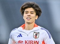 ｢あまりにもヒーローすぎる｣リーズ田中碧がリバプール相手に劇的なAT同点弾！熱狂のエランド・ロード！｢凄すぎる！｣｢膝すらワオンガムも磨きがかかってる｣