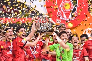 「これ好き」浦和レッズの選手の目の前での「マグロ解体ショー」が話題に！「次はパレードして、浦和の街でマグロの解体ショーしよ」と新たな目標の声もの画像