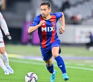 「笑い止まらん」「まだ根に持ってるw」日本代表・長友佑都のFC東京への「不満爆発」にサポーターが反応！ “バス置き去り事件”の改善策を練習中に要望の画像