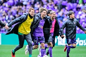 「めちゃくちゃ綺麗…」J1広島サポーターが記念マッチの前に「特大コレオ」披露！ 新スタジアムのゴール裏に表現したデザインに、クラブも感謝表明の画像