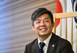 「クソ懐かし写真!!!!!」鹿島の新指揮官に就任した鬼木達監督の「鹿島の選手時代、お宝ショット」にファン興奮！「3枚目は等々力やないかい！」とまさかの一枚に川崎サポも反応の画像
