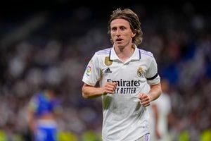 「モドリッチ相手に足組めるのすげーよ笑」“ホスト界の帝王”ローランドが「レアルの10番との対談」風景公開！ 流ちょうな英語の会話姿に「凄すぎる!!」とファン脱帽の画像