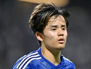 「このカップル可愛すぎだろ」日本代表・久保建英の仲良しすぎる「マグロ船釣りショット」が大反響！ 船酔い姿＆まさかの“釣果”も公開され、「可愛い夏休みの少年みたい」の声の画像