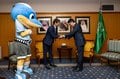 J1川崎がACLEファイナルズを前にサウジアラビア大使館を電撃訪問！ ユニフォーム&タオルマフラーと引き換えに現地での有益情報獲得……クラブ悲願のアジア青覇を前にクラブが動いたの画像002
