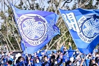 ｢誰?!このカッコいい人!｣Jリーグ英語版がJ2水戸指揮官の“クールな立ち姿ショット”公開！｢海外に森直樹がばれてしまう！｣とカリスマ性を感じさせる1枚