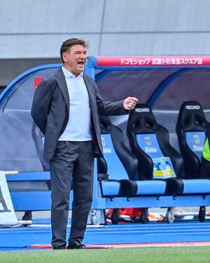 札幌ミシャが等々力で魅せた「川崎イレブンを笑顔にする絶対的コミュ力」の画像