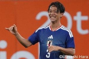 ｢A代表で早く見たい｣フランクフルトの新星20歳SBが、1対1を制し正確無比なクロスから決定機演出！｢唯一無二の左足｣｢やっぱ良いクロス上げるなぁ｣の画像