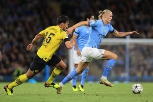 「カンフーサッカーだ」「人間じゃない」マンチェスター・シティの怪物FWアーリング・ハーランドのアクロバティック逆転弾に驚愕の声！ アウトサイドクロスに足から飛び込んだ衝撃古巣弾！の画像