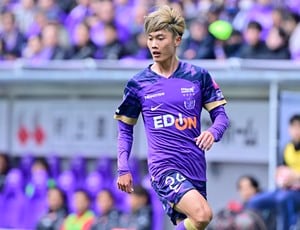 「後ろの2人w」「漫画みたいな構図」J1広島のバレンタイン企画で1位の東俊希以上に“目立つ2人”が話題！「orz 絵文字どおり過ぎる」「めちゃくちゃ悔しがってるw」の声の画像