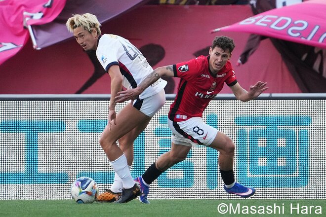 美しいコレオ5万人の埼スタが沸いた！浦和“完璧な20分”からの王者への3失点！｢ミスは付きもの｣スコルジャ監督が示した新スタイル【浦和レッズvs鹿島アントラーズ】激闘PHOTOギャラリーの画像002