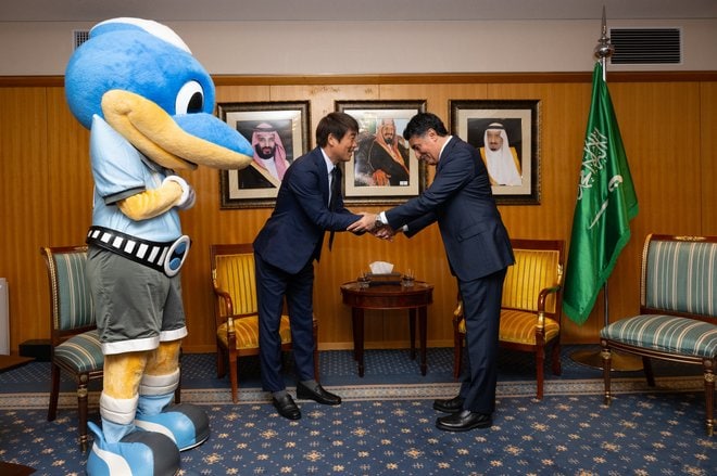 J1川崎がACLEファイナルズを前にサウジアラビア大使館を電撃訪問！ ユニフォーム&タオルマフラーと引き換えに現地での有益情報獲得……クラブ悲願のアジア青覇を前にクラブが動いたの画像002