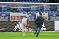 サッカー日本代表に「3-0快勝」のチュニジアサポーターが「ピッチ乱入」でゴールにダイブ！「衝撃の取り押さえ現場」の画像003