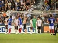 「客乱入しすぎ」U23日本代表と五輪開催国フランスとの試合でピッチに不審者が相次いで乱入！ 日本代表に紛れて服を脱いで体に書いた6文字をアピールし、「オリンピック始まるのに不安」の声の画像008