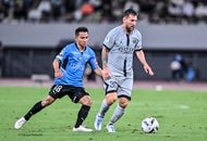 リーグ・アンの王者パリ・サンジェルマンと川崎フロンターレの試合後にアルゼンチン代表FWリオネル・メッシ、ネイマールブラジル代表FWネイマール、フランス代表FWキリアン・ムバッペらスター軍団目掛けて観客が突撃乱入! 「白シャツに日本人の名前」を書いてアピールも、相次ぐ乱入に問われるモラルの画像