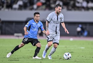 「ただのファンになってて可愛い」”タイのメッシ”の愛称を持つ川崎フロンターレMFチャナティップが「リーグ・アンのパリ・サンジェルマン所属のアルゼンチン代表FWリオネル・メッシのサイン」をもらう! “本家”とのご対面が話題に【動画】の画像