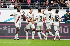 ｢日本仕掛け？｣｢ピンク×白は意外だなぁ…｣新生レバークーゼンの華やかな“桜グラデーション”ユニフォームが話題！｢桜の木がモチーフ｣｢いちごミルク｣などの声の画像