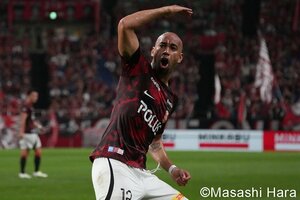 絶好調の湘南に敗北、浦和に何が足りないのか(2)ピンチを招いた｢軽率プレー｣、人数は足りているのに｢守れない現状｣、ゴールが生まれた｢理想的な攻撃パターン｣の画像