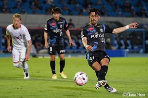 原悦生PHOTOギャラリー「サッカー遠近」　川崎ーC大阪「10連勝記録樹立!」の画像