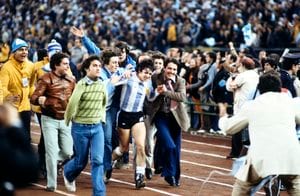 大住良之の「この世界のコーナーエリアから」第81回「受け継がれるスポーツカメラマンの魂」(4)「両腕のない青年がワールドカップ王者を包み込んだ」奇跡の名シーン『魂の抱擁』の画像