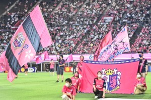 「そら笑うわw」「これは最高傑作」芸人・小島よしおの「海パン姿でのピッチ上写真」をJリーグ公式が公開して再注目！ 審判団と並ぶ姿に「何回見てもシュールだわ」などの声の画像