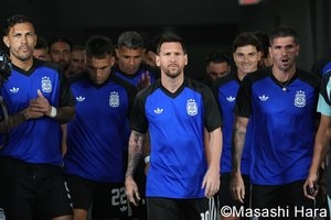 ｢神｣メッシが貫禄＆絶妙の直接FK弾でW杯史上初の7試合連続ゴール！ W杯連覇を目指すアルゼンチン代表の進撃＆スタンドからのメッシコール【アルゼンチン代表vsヨルダン代表】激闘PHOTOギャラリーの画像