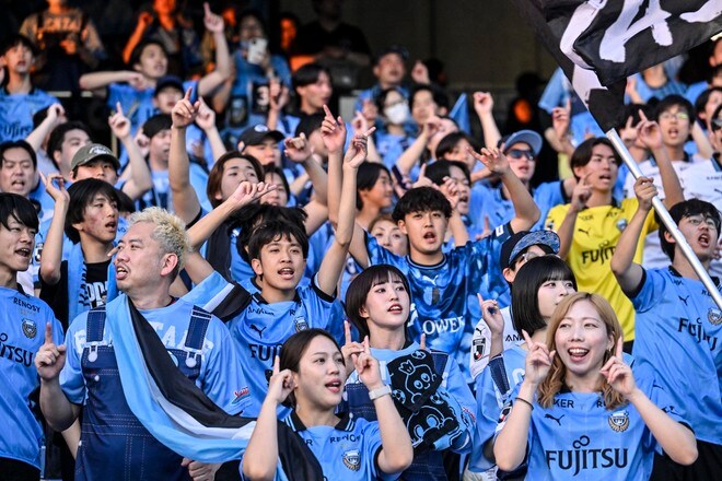 【サポーターアルバム】平日ナイターの試合前から駆け付けた川崎フロンターレのサポーター写真84枚！ 夕日に照らされながらの等々力ショット「川崎フロンターレー横浜FC」の画像036
